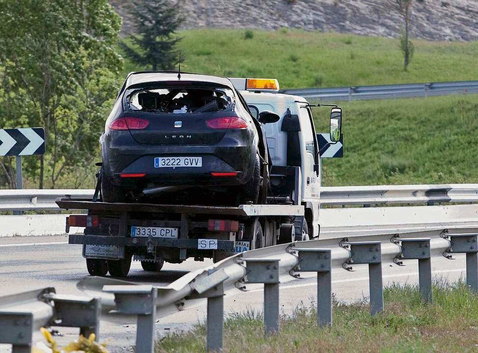 VITORIA, 09/05/2010.- La grúa retira el coche contra el que chocó el vehículo robado de la Policía Municipal de Miranda de Ebro (Burgos) en un accidente en el que murieron los dos conductores.