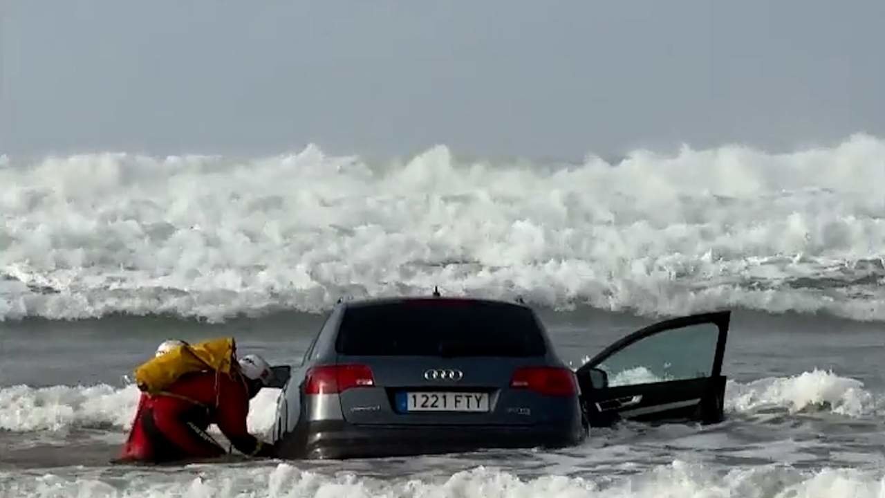 Audi atrapado en la playa | elmundo.es