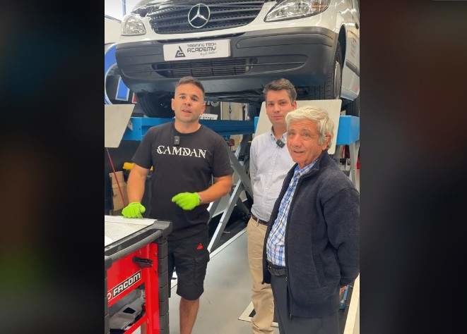 Ángel Gaitán junto a Manuel, padre e hijo, y su furgoneta Mercedes