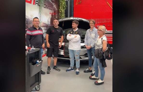 Ángel Gaitán recibe a una familia de Salamanca y su Opel