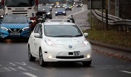 Nissan Leaf circulando por carretera