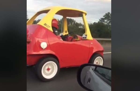 Conduce un coche de juguete por carretera
