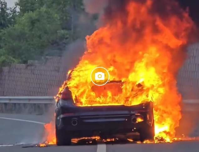 Momento del incendio del coche