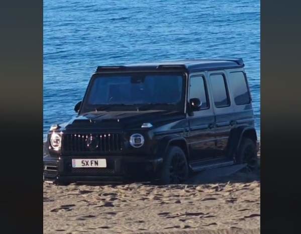 Mercedes atascado en la playa