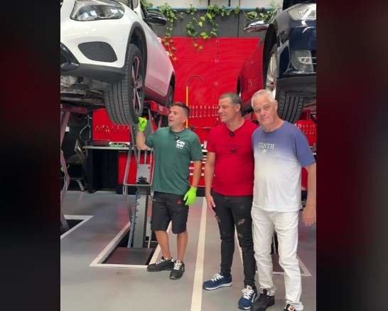 Ángel Gaitán revisa los neumáticos de un Mercedes