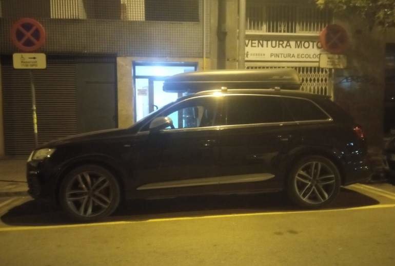 Audi Q5 aparcado en plaza de movilidad reducida