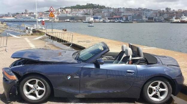 Así quedó el coche tras rescatarlo del agua