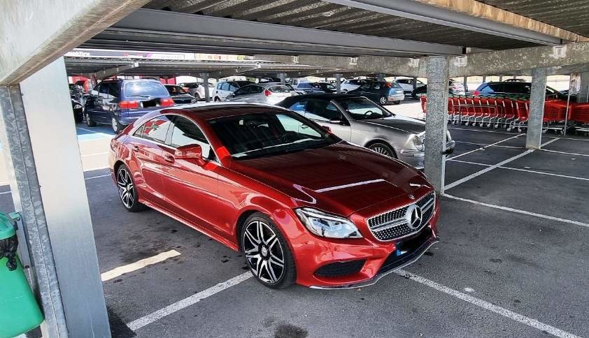 Mercedes aparcado ocupa varias plazas