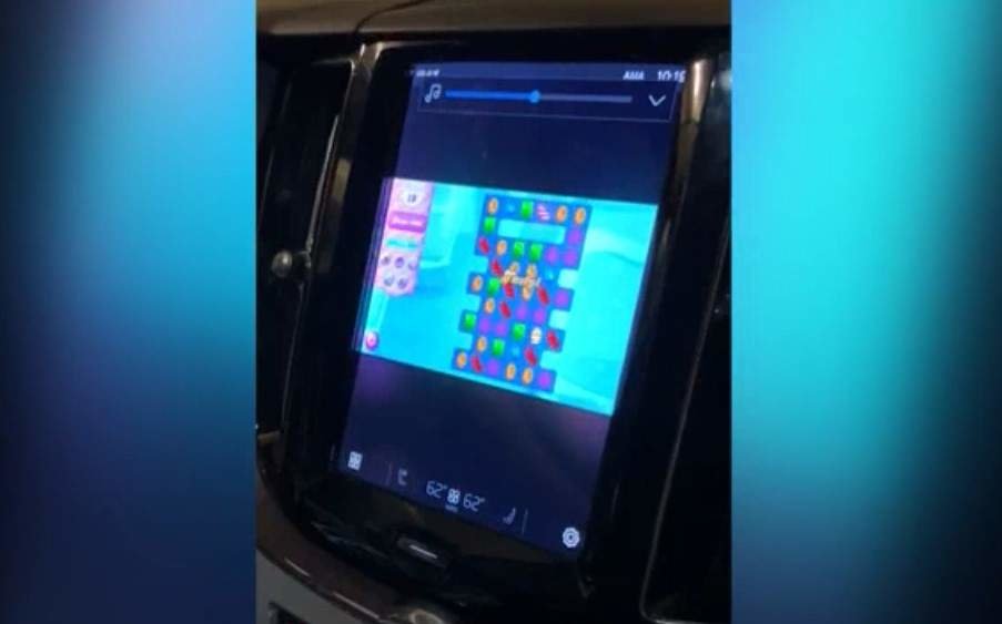 Pantalla principal del coche con el Candy Crush 