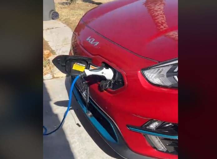 Imagen del coche eléctrico de la protagonista mientras realiza su primera carga