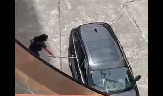 Imagen de la mujer destrozando el coche