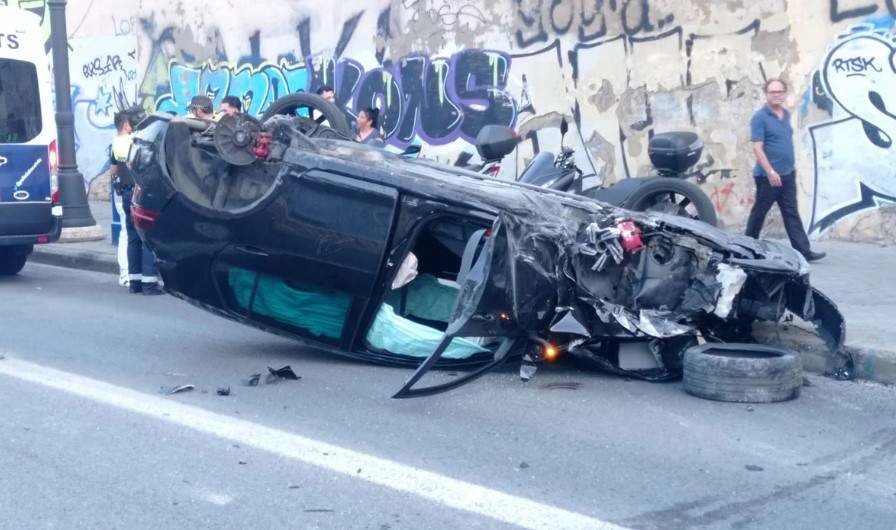 Coche volcado en el centro de Valencia