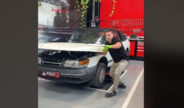 Ángel Gaitán posa junto a un saab 900 16v turbo