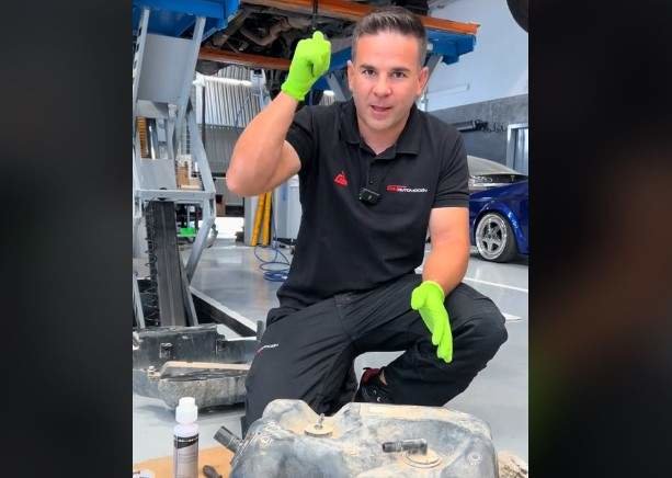 Ángel Gaitán en su taller con el depósito de AdBlue de un Jeep