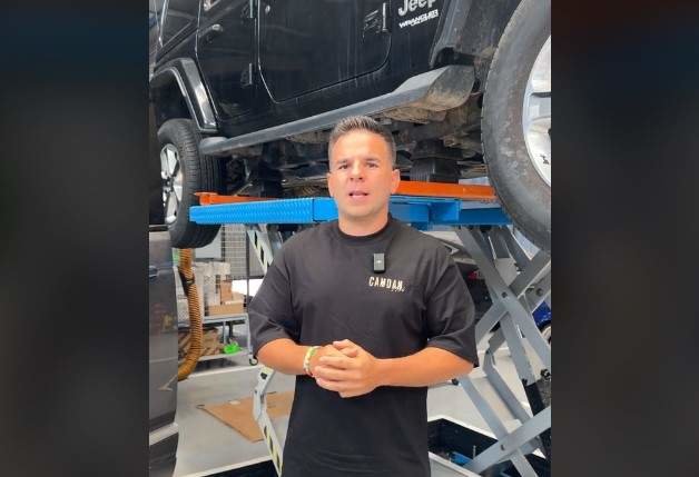 Ángel Gaitán en su taller junto al Jeep Wrangler