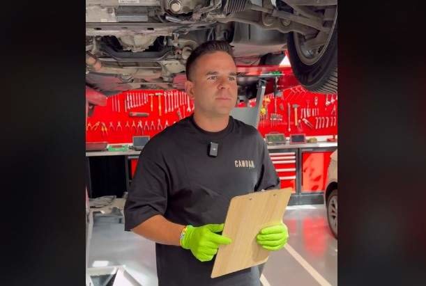 Ángel Gaitán debajo del Mercedes en su taller