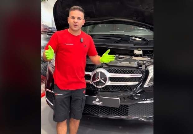 Ángel Gaitán en su taller junto a una Mercedes