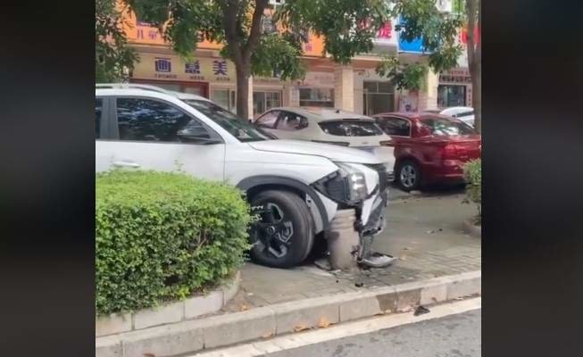 Momento en el que destroza el coche con una pilona