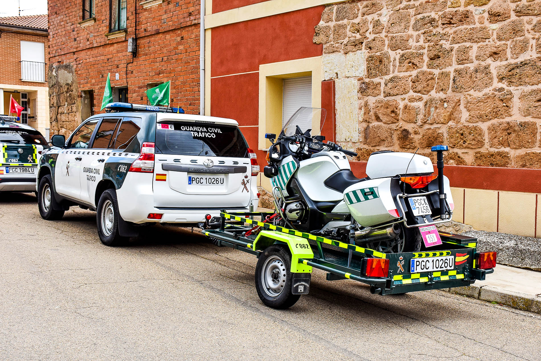 Vuelta ciclista a Burgos Féminas 2023. Sotresgudo, salida de la segunda etapa. Vehículos de la Guardia Civil de Tráfico.