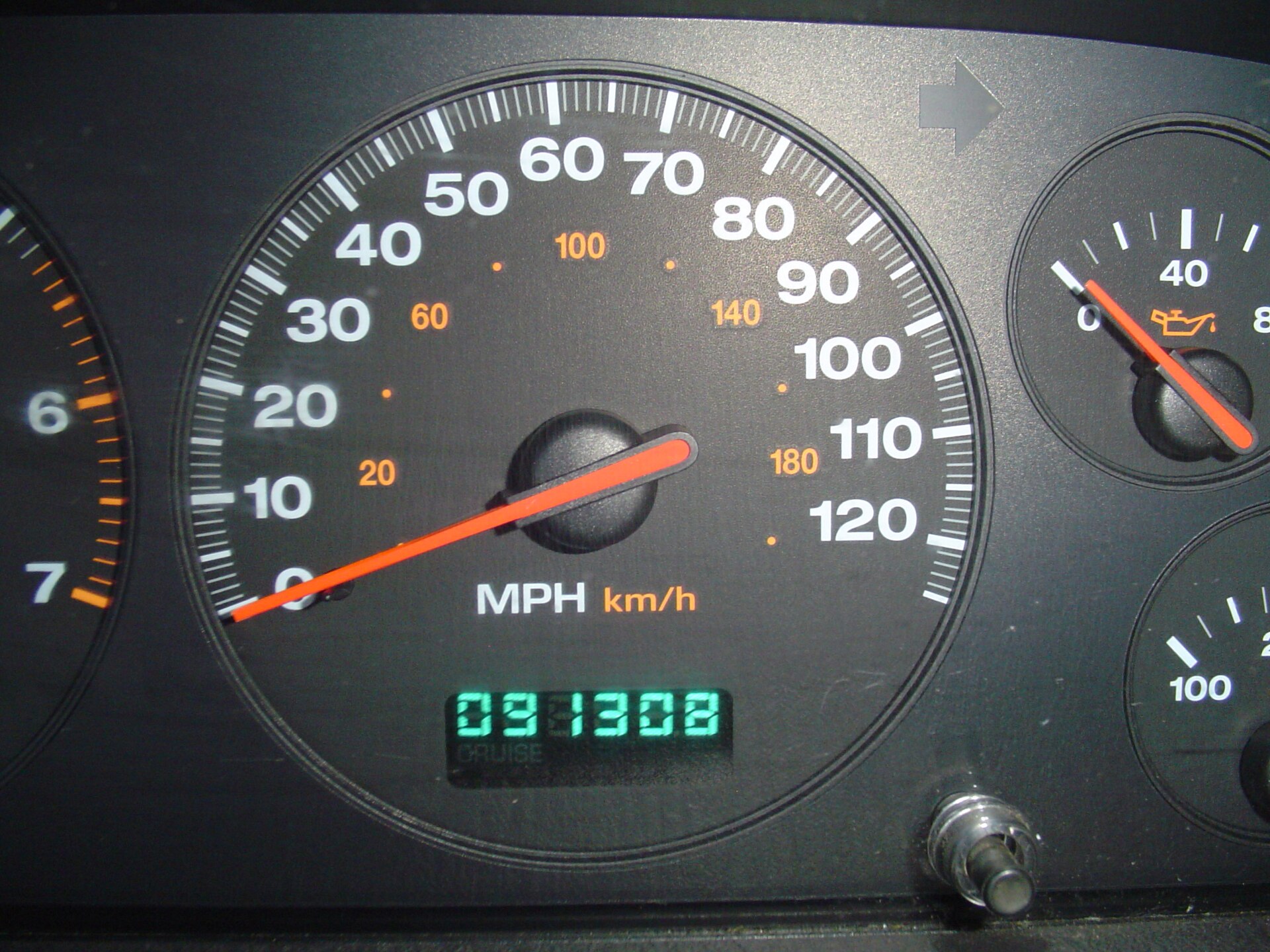 Cuentakilómetros digital de un coche (imagen de archivo)