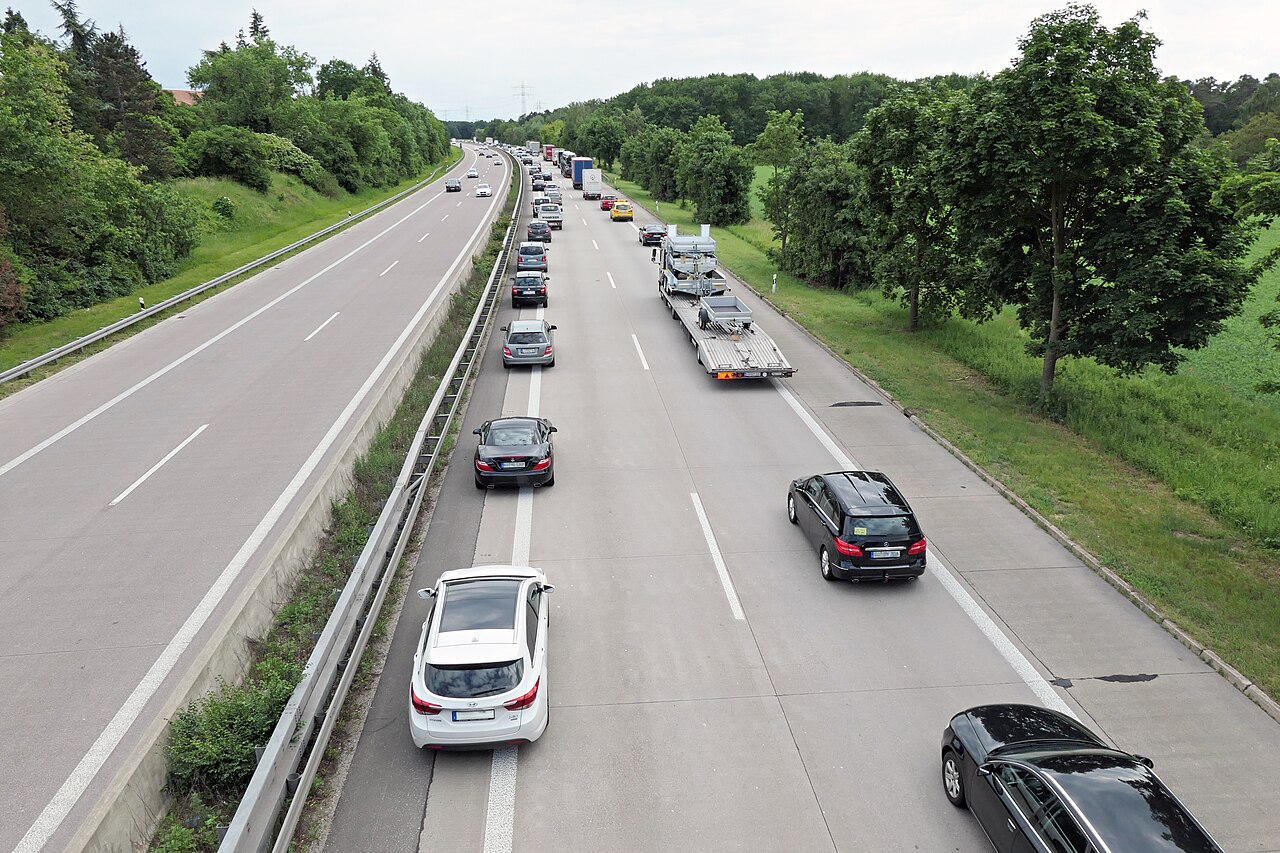 Carril de emergencia en un atasco de autopista