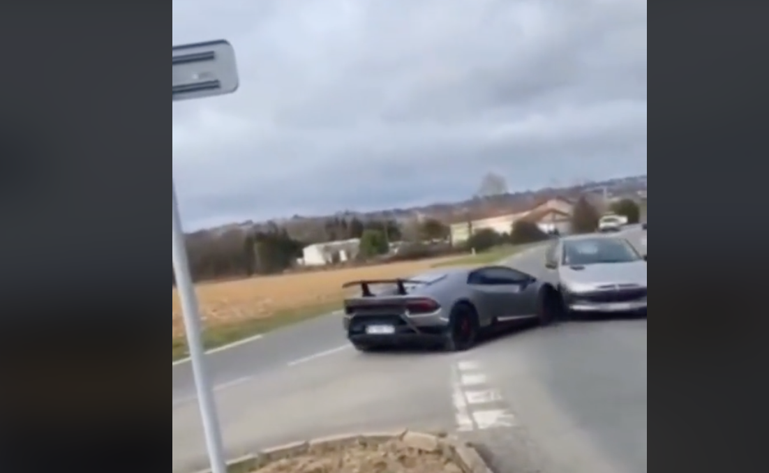 Un Lamborghini se salta un ceda el paso, choca contra un Peugeot y se  prepara para el &...