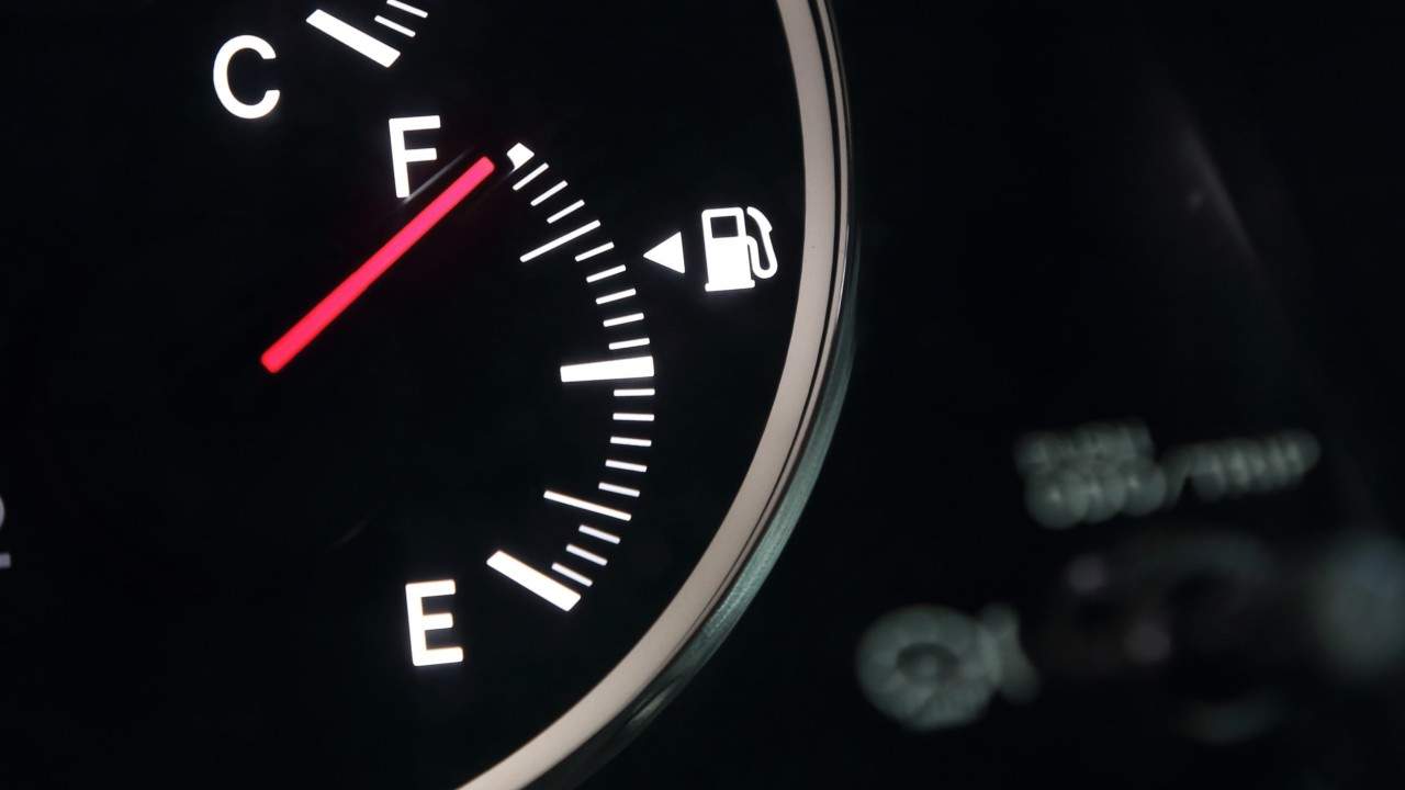 Por qué el medidor de combustible nunca marca la cantidad real?